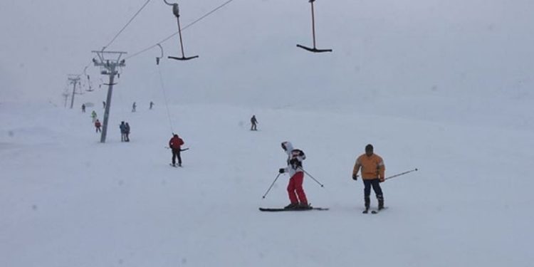 Bitlis'te üniversite kampüsü içinde kayak merkezi açıldı