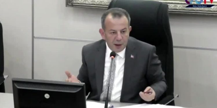 Bolu belediye meclisinde 'geri zekalı' gerginliği: AKP'li üyeyi zabıtalar çıkardı