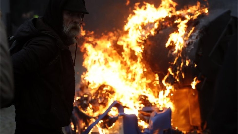 Brüksel'de 50 bin kişinin katıldığı Covid önlemleri protestosunda göstericiler polisle çatıştı