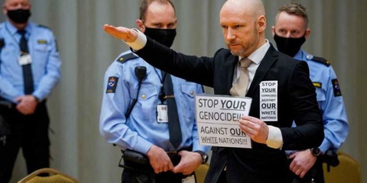 Breivik’ten mahkemeye Nazi selamı