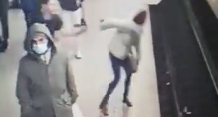 Brüksel metrosunda kadın yolcuyu ölüme itti; Makinist faciayı önledi