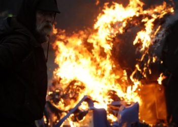 Brüksel'de 50 bin kişinin katıldığı Covid önlemleri protestosunda göstericiler polisle çatıştı