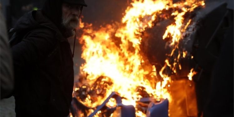 Brüksel'de 50 bin kişinin katıldığı Covid önlemleri protestosunda göstericiler polisle çatıştı