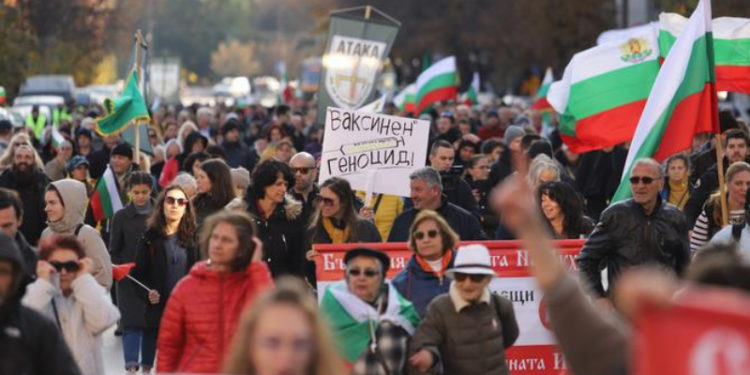 Bulgaristan'da Korona inkarcıları polisle çatıştı