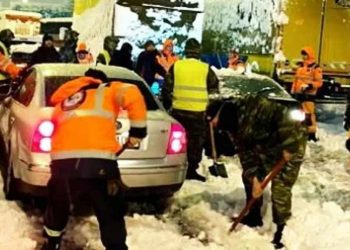 Burası Yunanistan: Karda mahsur kalan sürücülere 2 bin euro tazminat