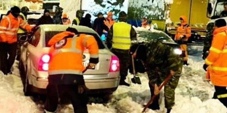 Burası Yunanistan: Karda mahsur kalan sürücülere 2 bin euro tazminat