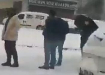 Bursa'da kar altında ucuz ekmek kuyruğu