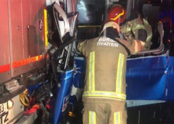 Bursa'da yolcu minibüsü tıra çarptı: 4 yaralı