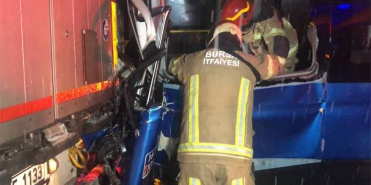 Bursa'da yolcu minibüsü tıra çarptı: 4 yaralı