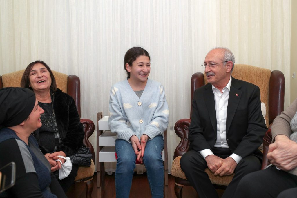 CHP lideri Kılıçdaroğlu, imam hatip öğrencisinin evine misafir oldu