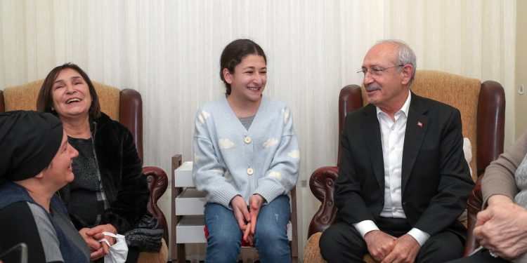 CHP lideri Kılıçdaroğlu, imam hatip öğrencisinin evine misafir oldu