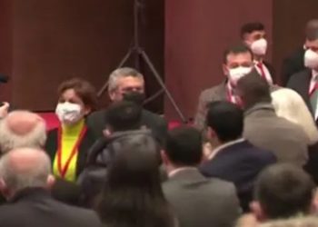 CHP toplantısında Sezen Aksu şarkısı: Hayatı yüceltenlere… Selam olsun
