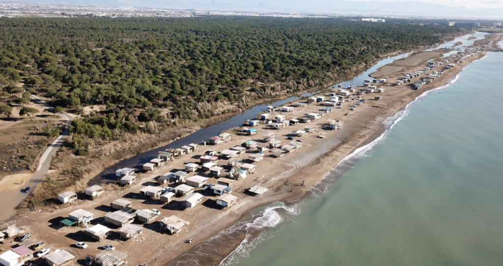 Caretta carettaların alanını işgal eden çardakların hepsi yıkılacak