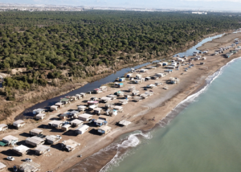 Caretta carettaların alanını işgal eden çardakların hepsi yıkılacak