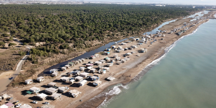 Caretta carettaların alanını işgal eden çardakların hepsi yıkılacak