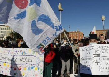 Covid-19: Fransa'da öğretmenler, hükümet uygulamalarını protesto etmek için greve gitti