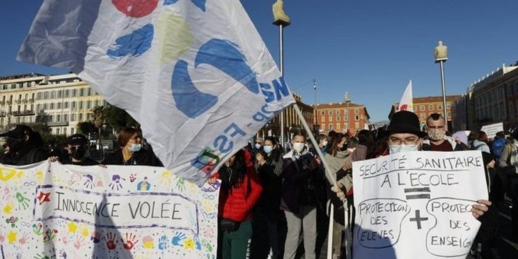 Covid-19: Fransa'da öğretmenler, hükümet uygulamalarını protesto etmek için greve gitti