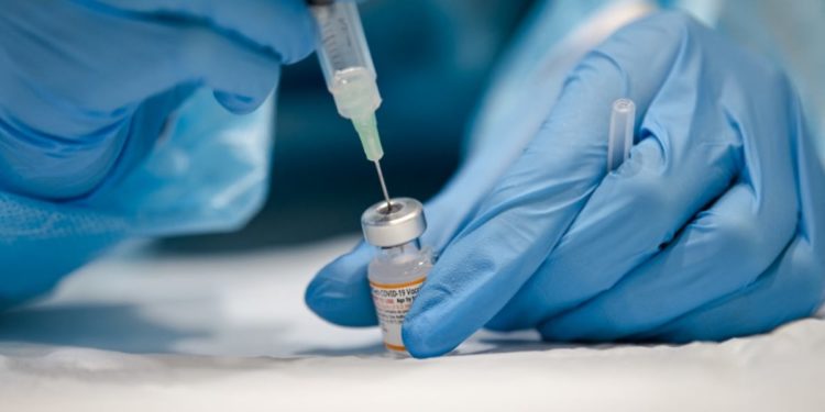 Covid-19 aşısı olmayı reddeden baba, çocuğunu görme hakkını kaybetti