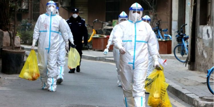 Covid-19: Çin'de geceyarısı karantina tesislerine götürülenler endişe yarattı