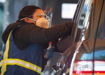 Covid-19'a yakalanan oğlunu arabanın bagajına kilitleyen öğretmen gözaltına alındı