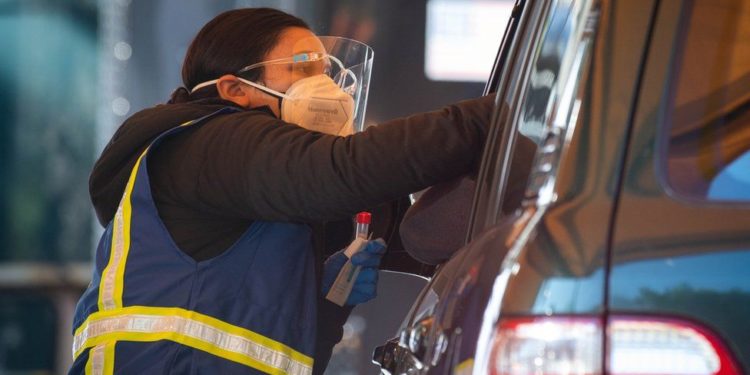 Covid-19'a yakalanan oğlunu arabanın bagajına kilitleyen öğretmen gözaltına alındı