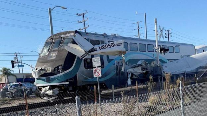 Düşen uçağa tren çarptı; pilot saniyelerle kurtuldu