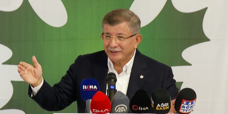 Davutoğlu: İki koyun güdemeyecek olanları ülkenin en önemli bakanlıklarına atarsanız, üretimi de yatırımı da böyle durdurmak zorunda kalırsınız