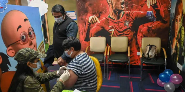 Delhi'de Omicron alarmı: Hafta sonları sokağa çıkma yasağı ilan edildi