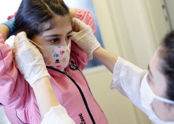 Doç. Dr. Varol: Çocuklar okulda figürlü maskelerini değiş tokuş yapıyorlar, bu büyük bir risk