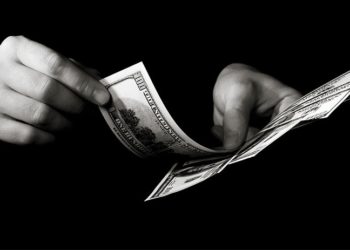 Döviz kurları dalgalandı, kasımda ülkeye milyarca dolar 'kaynağı belirsiz' para girdi