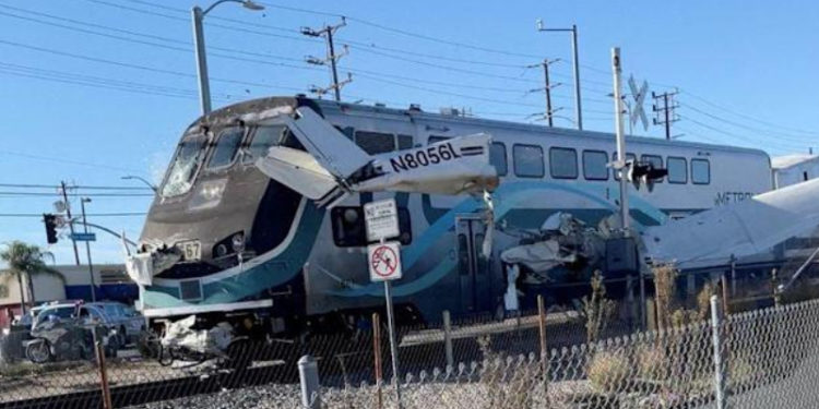 Düşen uçağa tren çarptı; pilot saniyelerle kurtuldu