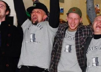 Edward Colston: İngiltere'de köle tacirinin heykelini yasa dışı şekilde yıkıp nehre atmakla suçlanan 4 kişi beraat etti