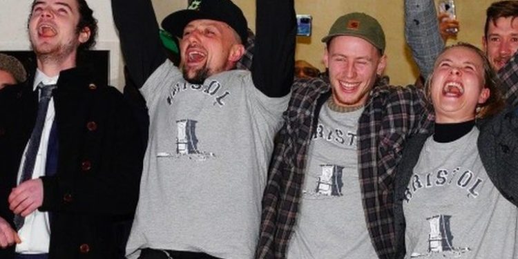 Edward Colston: İngiltere'de köle tacirinin heykelini yasa dışı şekilde yıkıp nehre atmakla suçlanan 4 kişi beraat etti