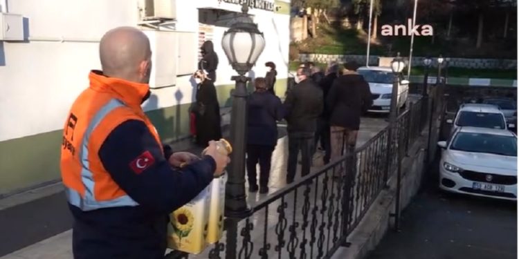 Ekmek kuyruğundan sonra şimdi de ayçiçek yağı kuyruğu