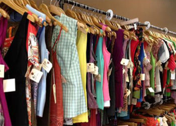 "Ekmek parası bulamayıp kıyafetlerini satanlar var"