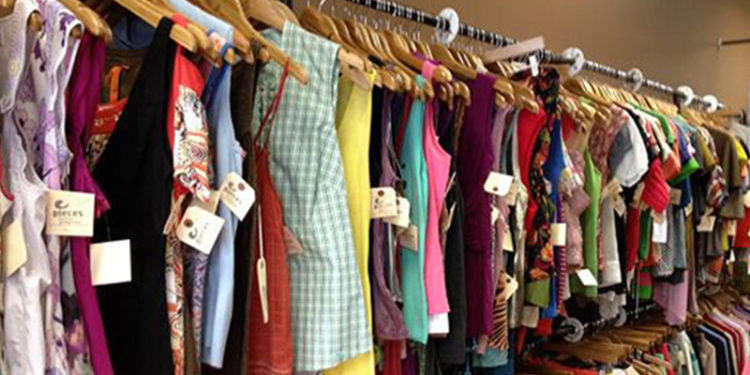 "Ekmek parası bulamayıp kıyafetlerini satanlar var"