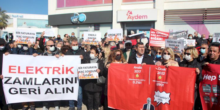 Elektrik faturaları üçe katlanınca vatandaşlar sokağa döküldü: ‘Hükümet istifa’