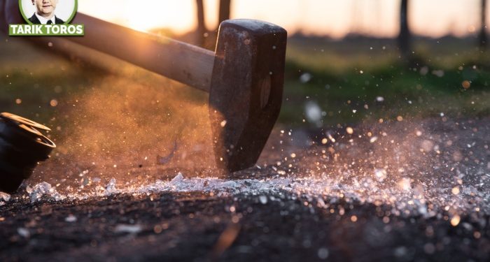 Elinde çekiç olan her şeyi çivi görüyor