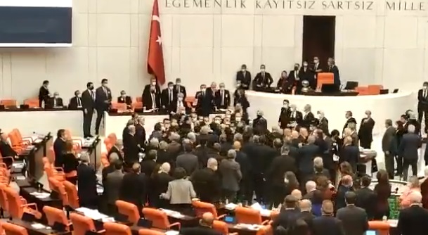 Erdoğan’a sınırsız yetki veren önergeye muhalefetten tepki: Meclisi kapatıp gidelim daha iyi