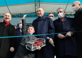 Erdoğan, kürsüde Kılıçdaroğlu’na ‘hain’ diyen çocuğa hediye verdi