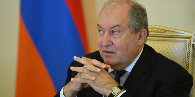 Ermenistan Cumhurbaşkanı, anayasanın kendisine fazla yetki vermediğini söyleyerek istifa etti