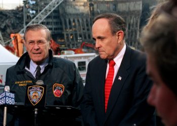 Eski New York belediye başkanı Giuliani ve çalıştığı radyo istasyonunun 911 dolara imzalı '11 Eylül saldırıları tişörtü' satması tepki çekti