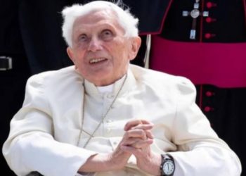 Eski Papa 16. Benediktus Almanya'da çocuk istismarına göz yummakla suçlandı