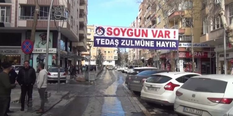 Esnaf yüksek elektrik faturalarını protesto etti: Soygun var