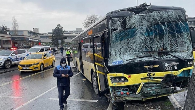 Fatih'te iki İETT otobüsü çarpıştı: 8 yaralı