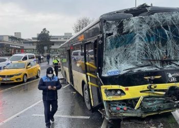 Fatih'te iki İETT otob&uuml;s&uuml; &ccedil;arpıştı: 8 yaralı