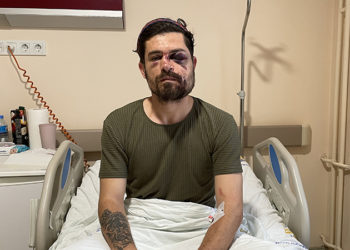 Faul değil cinayete teşebbüs; kırmızı kart gördükten sonra rakibini tekmeledi!