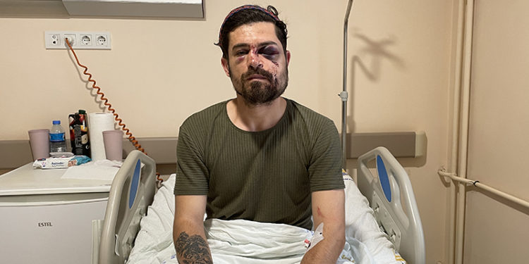 Faul değil cinayete teşebbüs; kırmızı kart gördükten sonra rakibini tekmeledi!