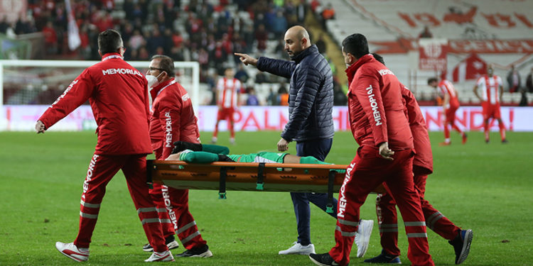 Fenerbahçe'de Berke Özer sakatlandı!