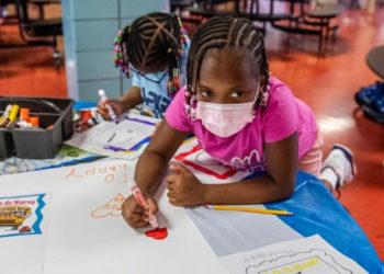 Florida'da Cumhuriyetçiler, velilerin sınıfı takip edebilmesi için öğretmenlerin mikrofon takmasını istiyor